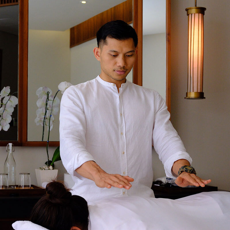 Kadek “SU” Sukrawan is a Balinese healer rooted in the island’s spiritual traditions