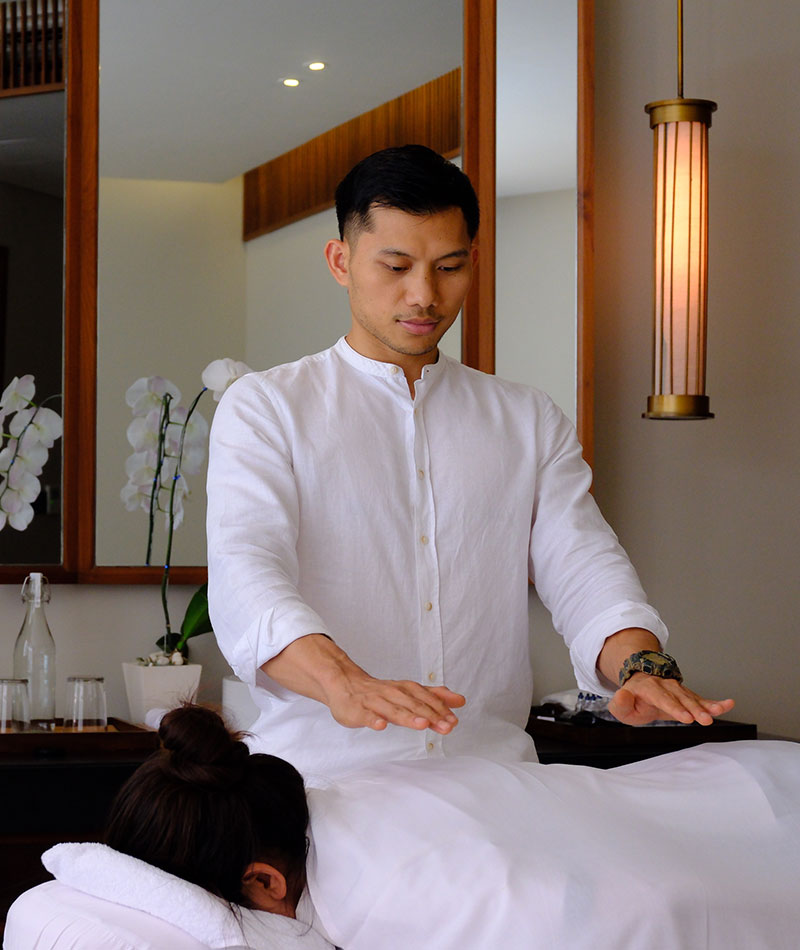 Kadek “SU” Sukrawan is a Balinese healer rooted in the island’s spiritual traditions