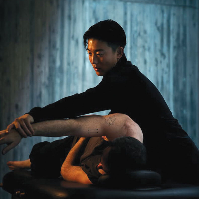 Tatsuya Hirakawa performing the Vousy Method, a unique body therapy blending Japanese martial arts with global wellness techniques.
