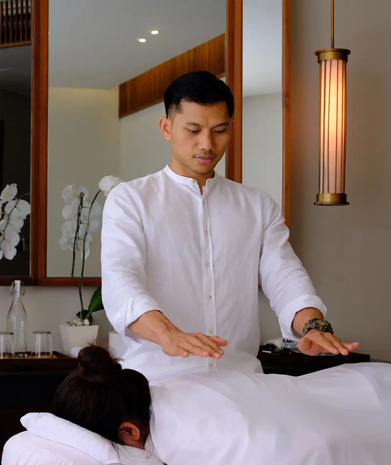 Kadek “SU” Sukrawan is a Balinese healer rooted in the island’s spiritual traditions