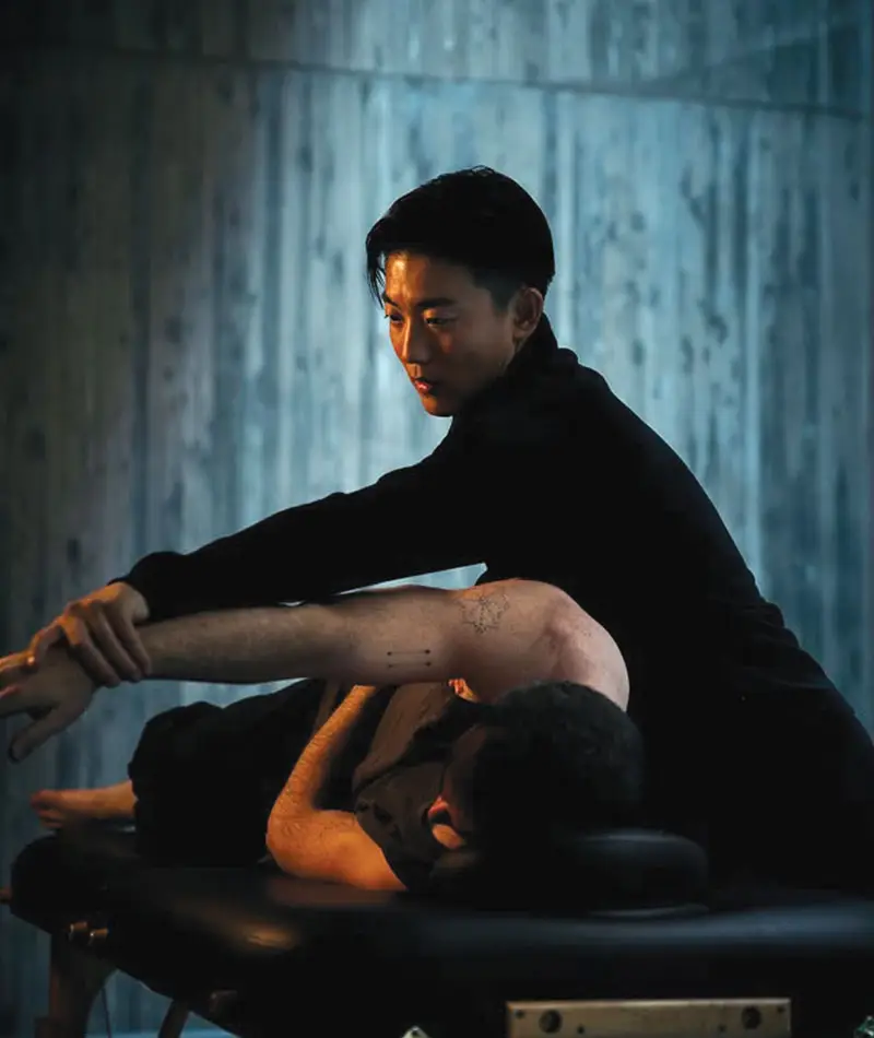 Tatsuya Hirakawa performing the Vousy Method, a unique body therapy blending Japanese martial arts with global wellness techniques.